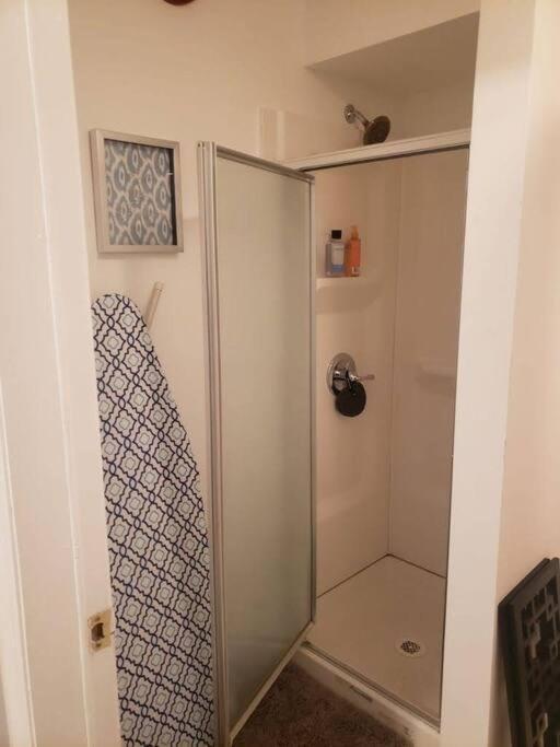 Entire 2-Bed Private Apt - Ewr/Nyc/Outlet Mall Newark Kültér fotó