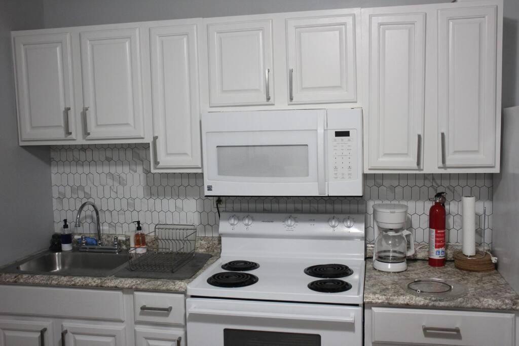 Entire 2-Bed Private Apt - Ewr/Nyc/Outlet Mall Newark Kültér fotó